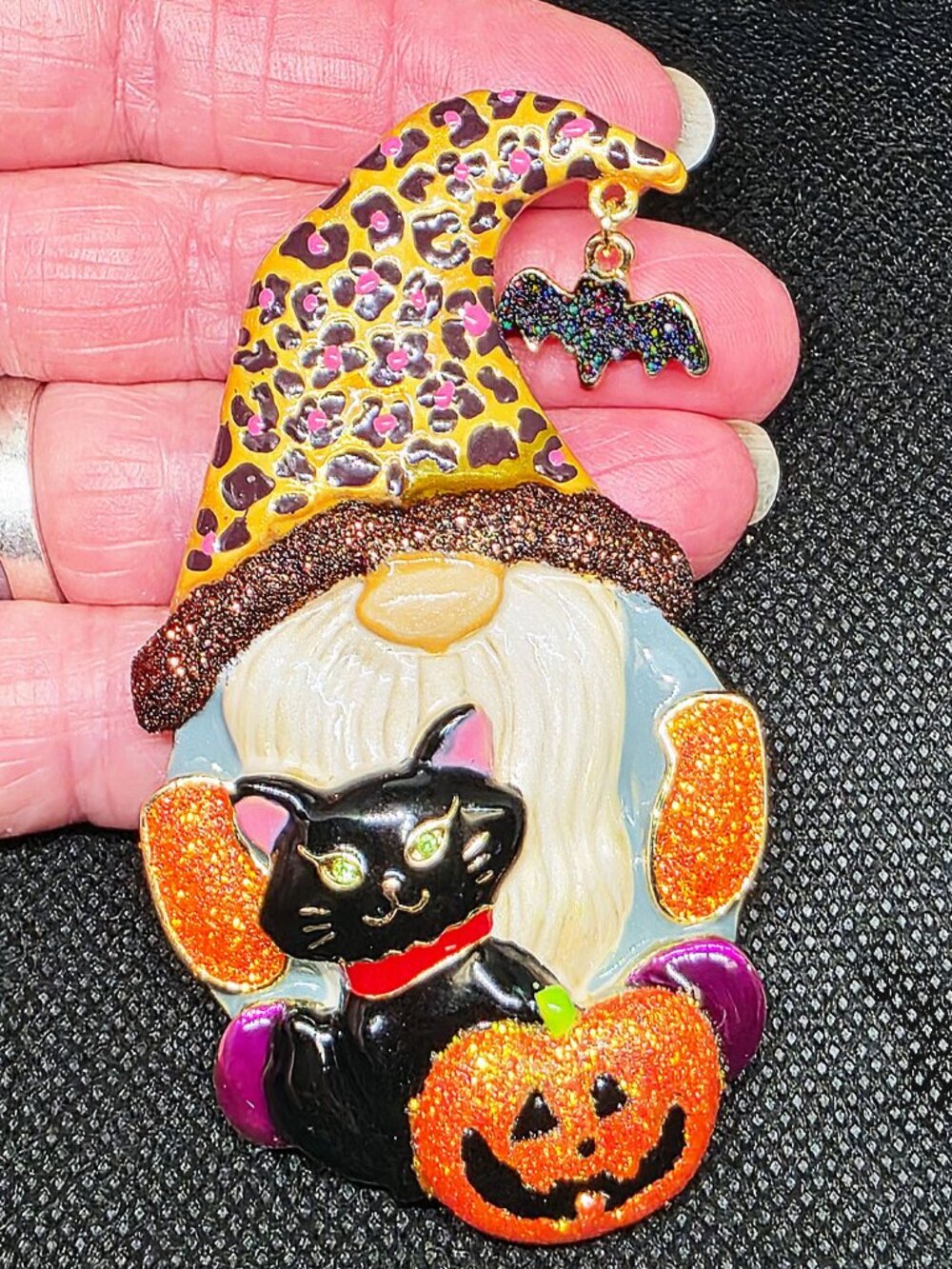 Kirks Folly 𝑵𝒊𝒄𝒌𝒚 𝒕𝒉𝒆 𝑯𝒂𝒍𝒍𝒐𝒘𝒆𝒆𝒏 𝑮𝒏𝒐𝒎𝒆 Pin Pendant Goldtone - Picture 2 of 9